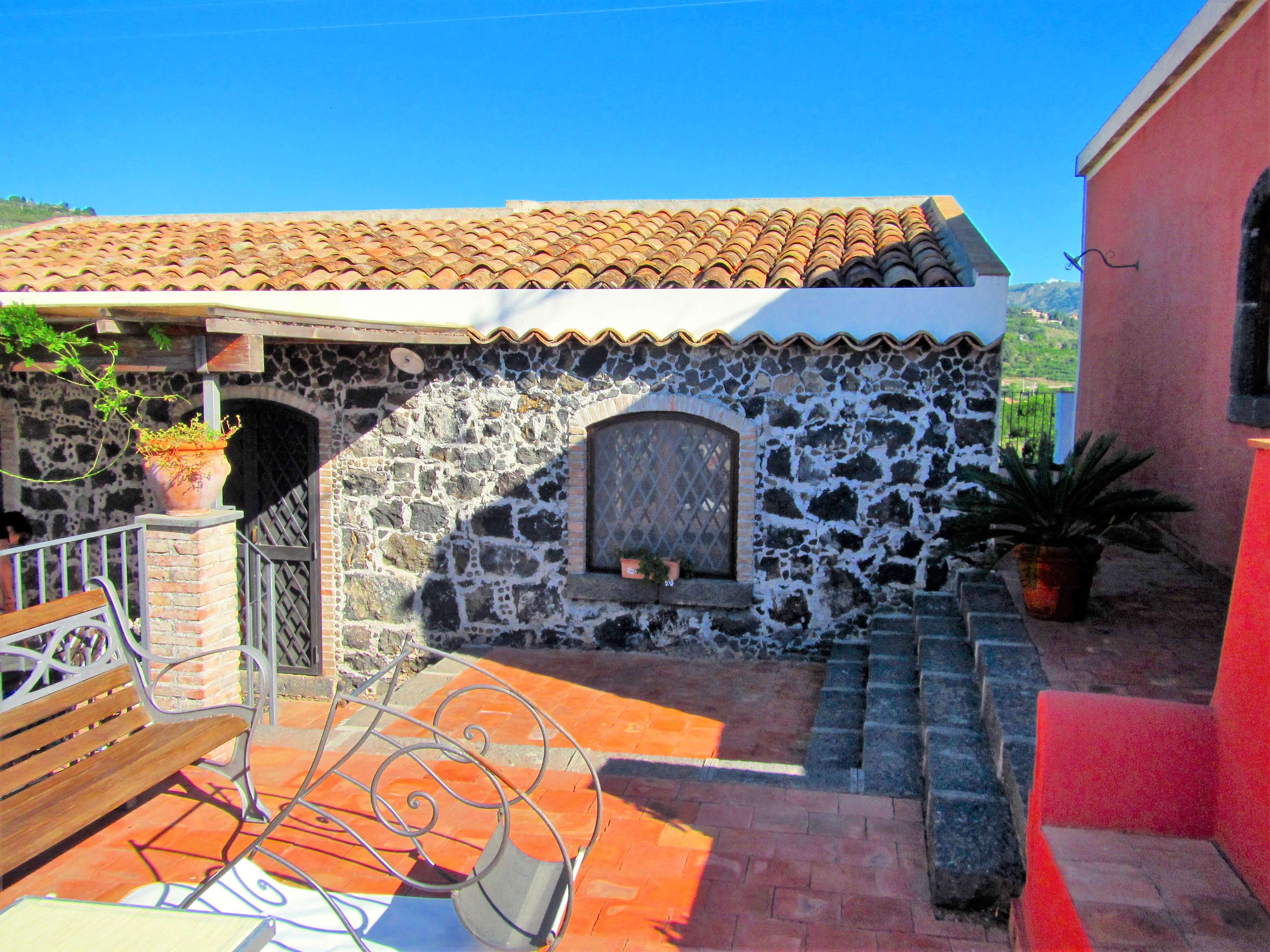 Cour intérieur de la Casa Clementine pour prendre le soleil en Sicile
