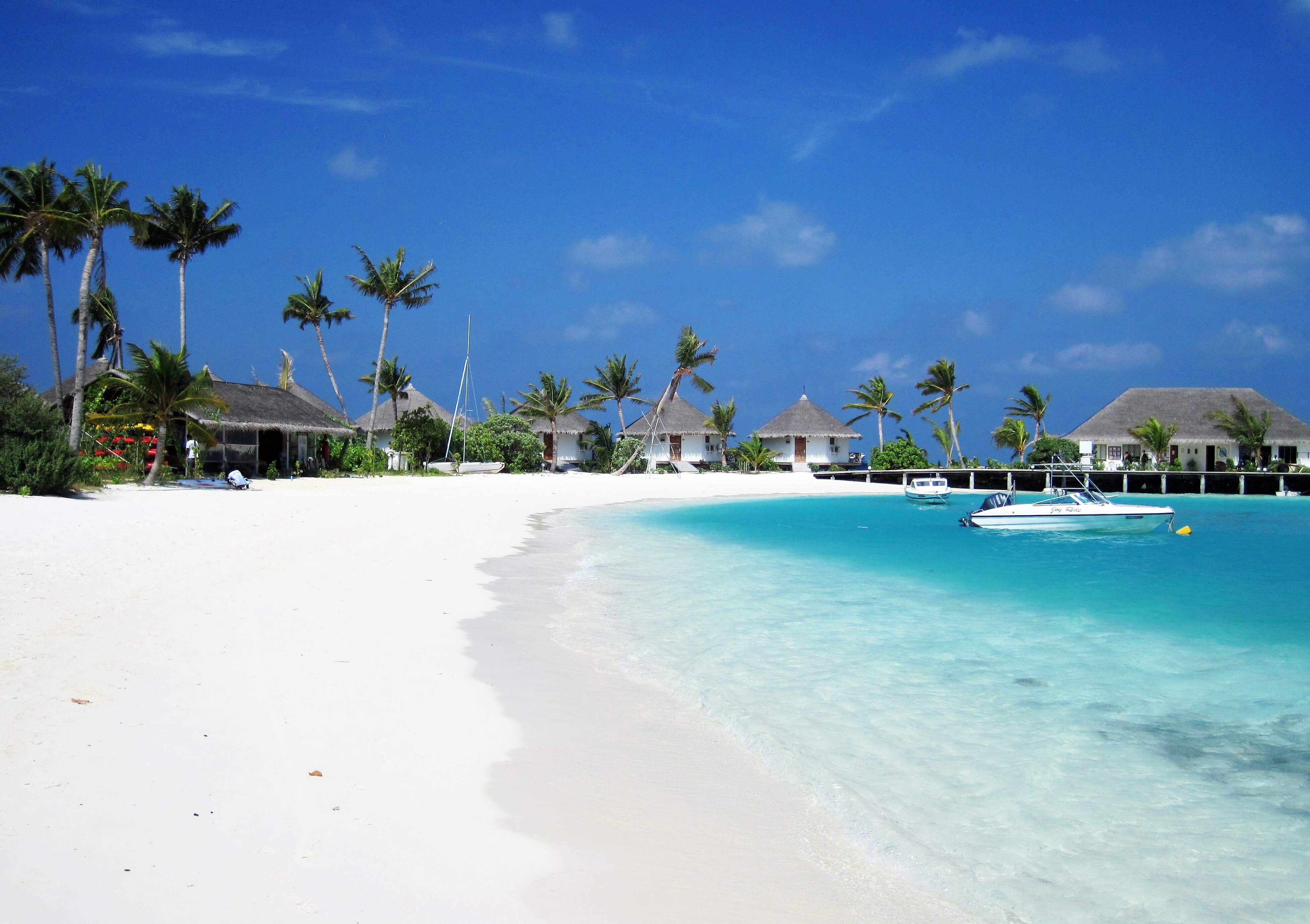 Plage de sable blanc de Safari Island Maldives