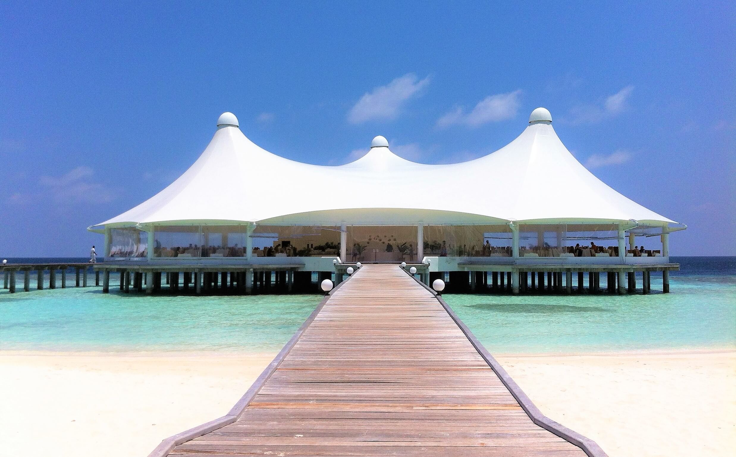 Restaurant sur piloti de Safari Island Maldives