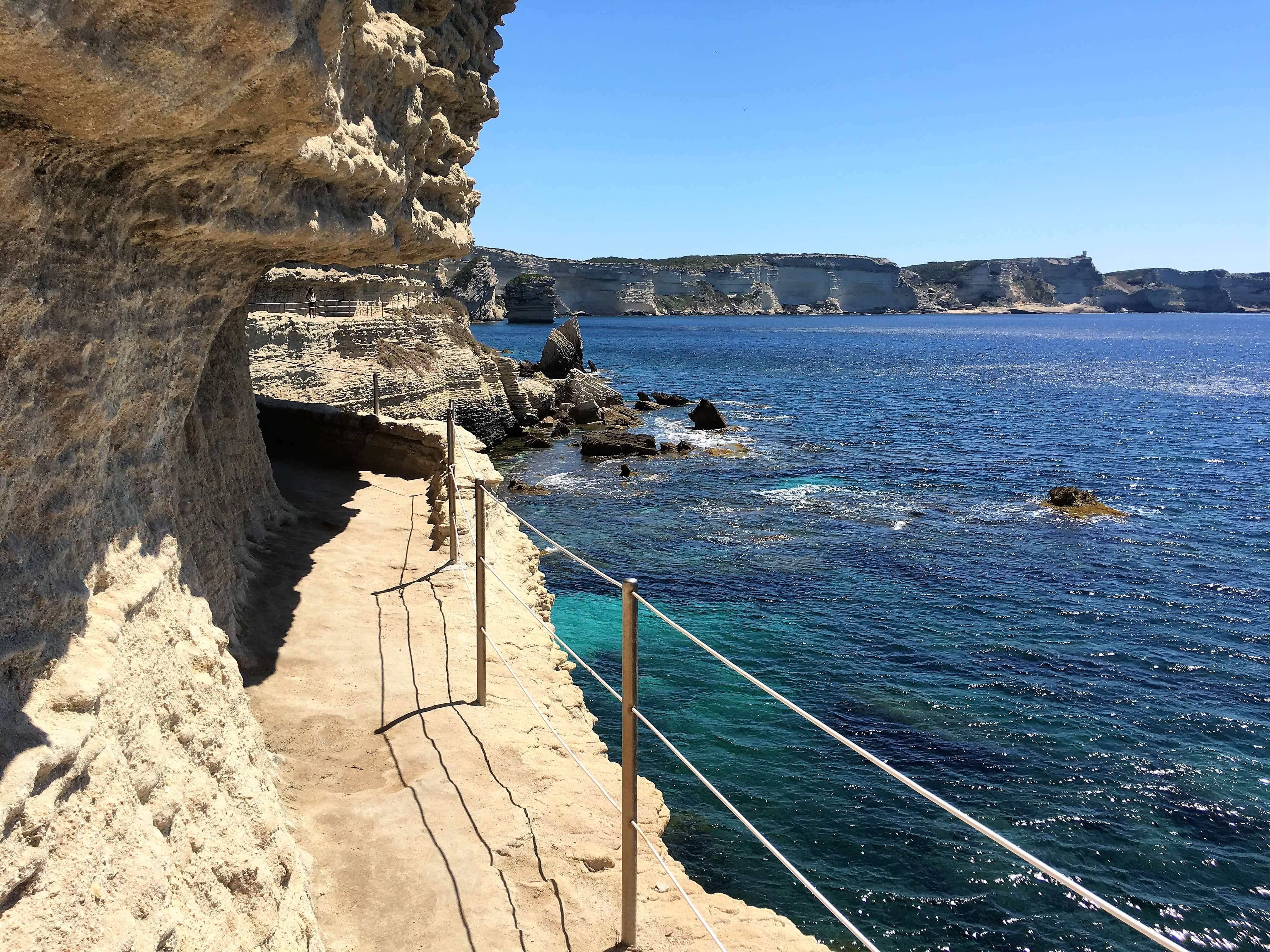 Sentier à l'Escalier du Roy d'Aragon et vue sur les falaises