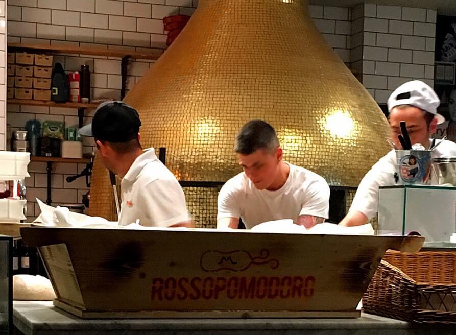 Pizzaiolo du Rossopomodoro une pizzeria à Londres