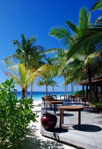 Terrasse d'un restaurant d'une île-hôtel aux Maldives