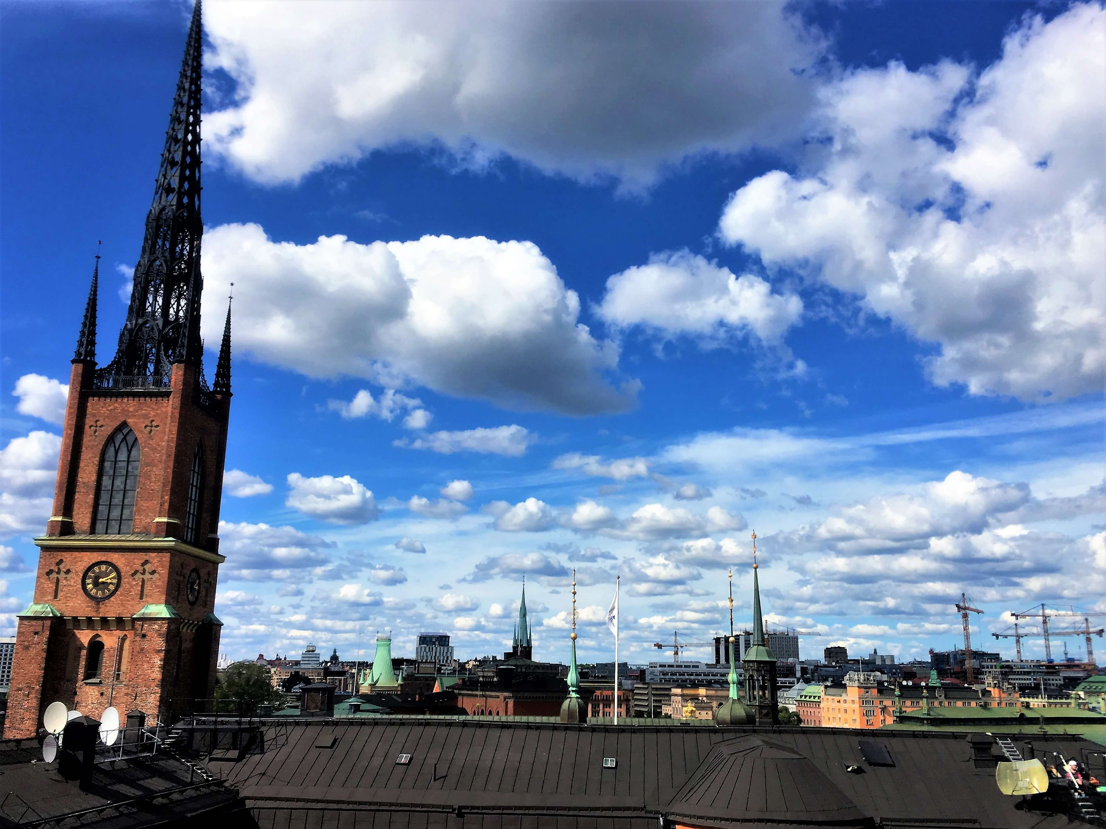 Vue sur l'église et les toits de Stockholm