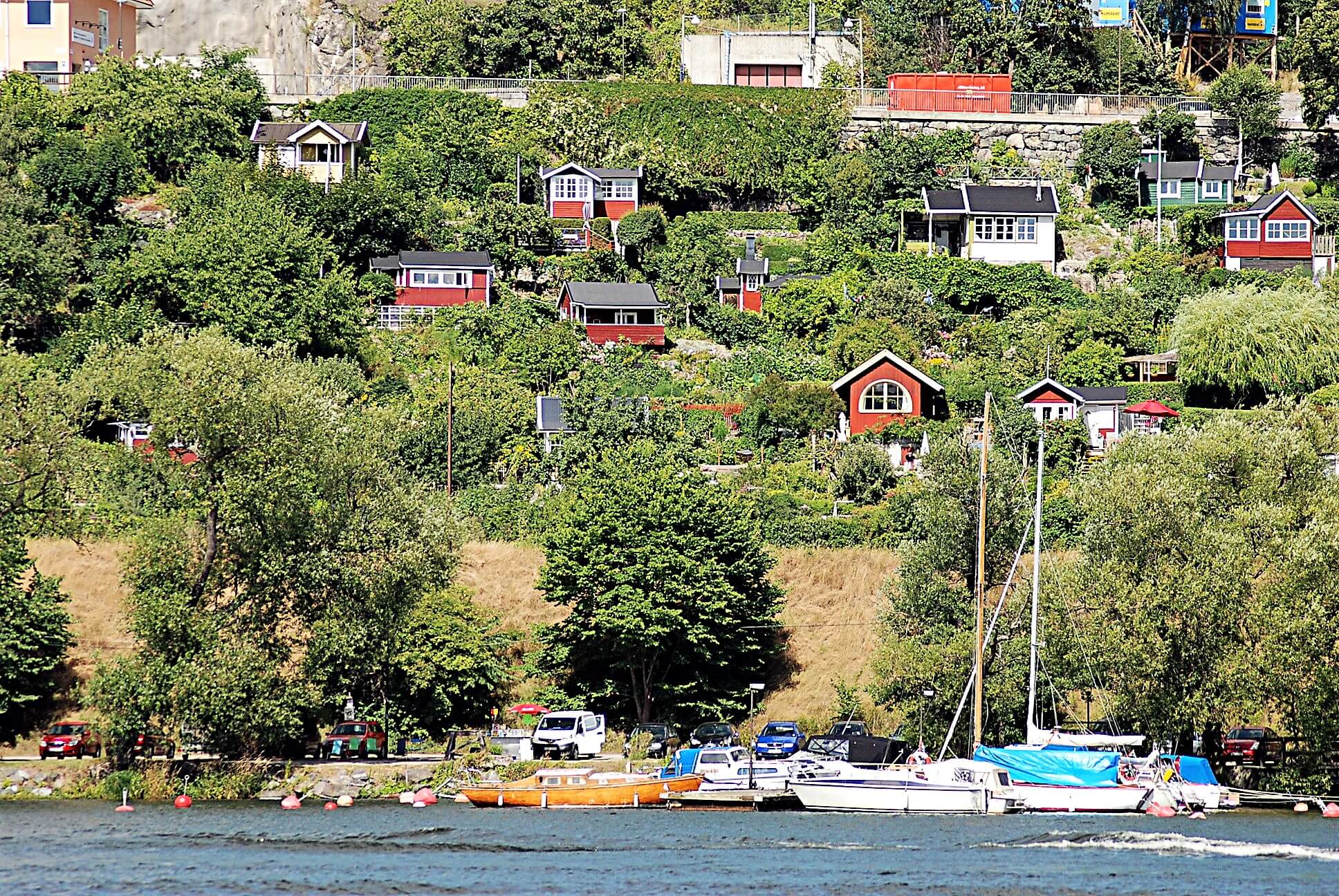 Jardins qui bordent la mer à Stockholm