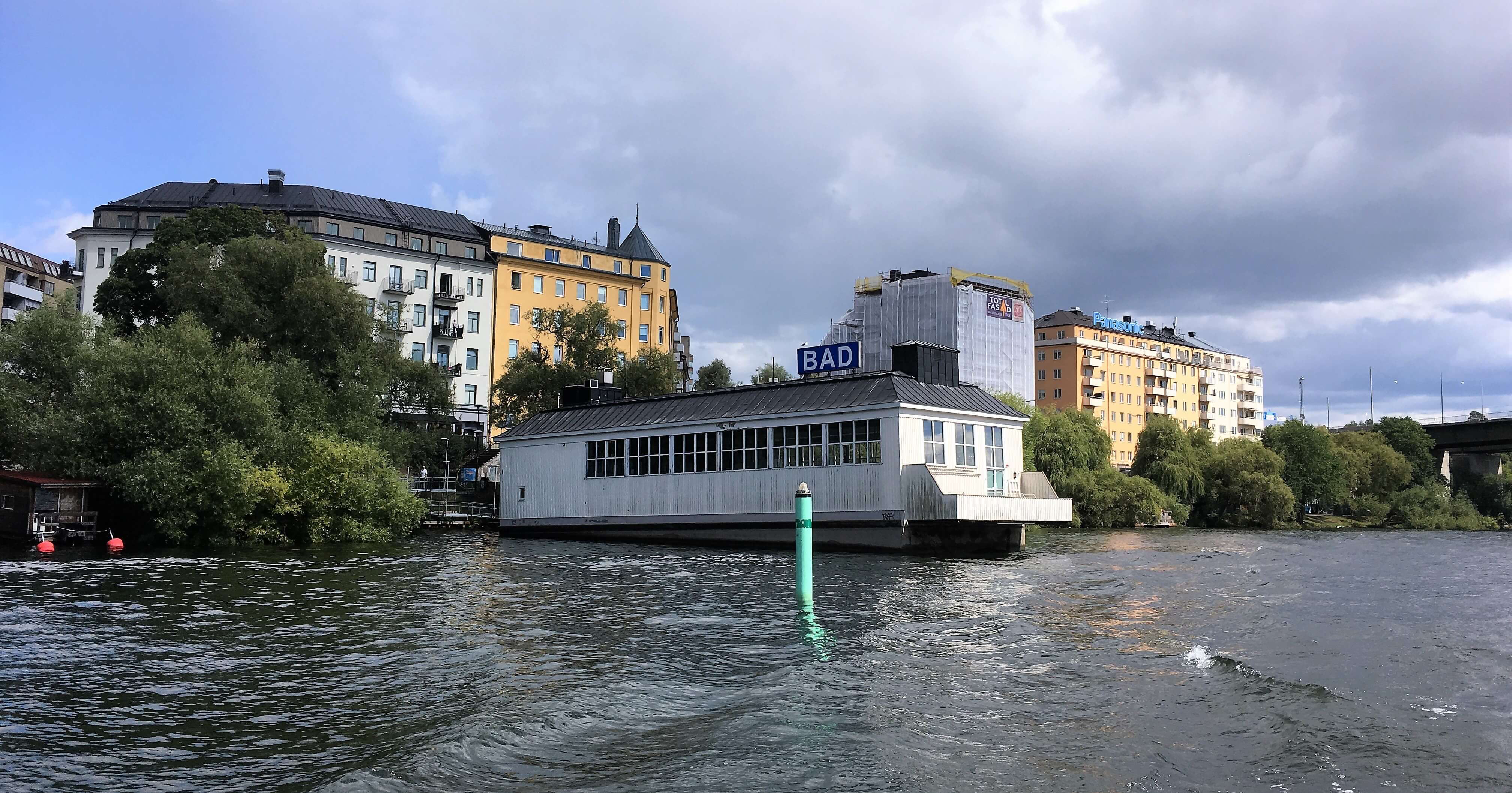 Les bains publics de Stockholm vus depuis la mer