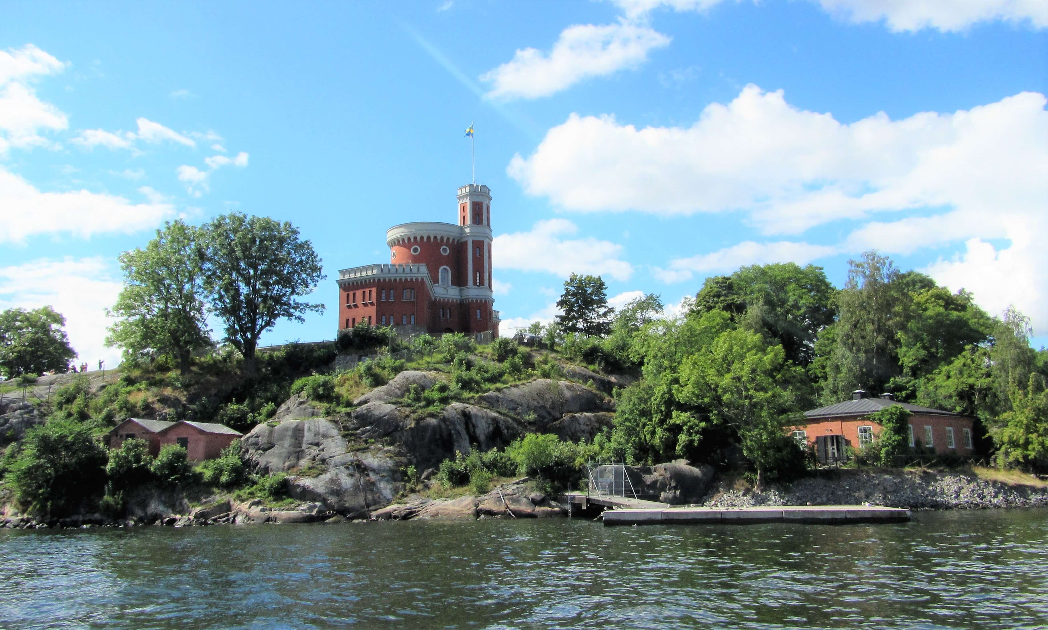 Une ancienne fortification vue depuis l'excursion bateau à Stockholm