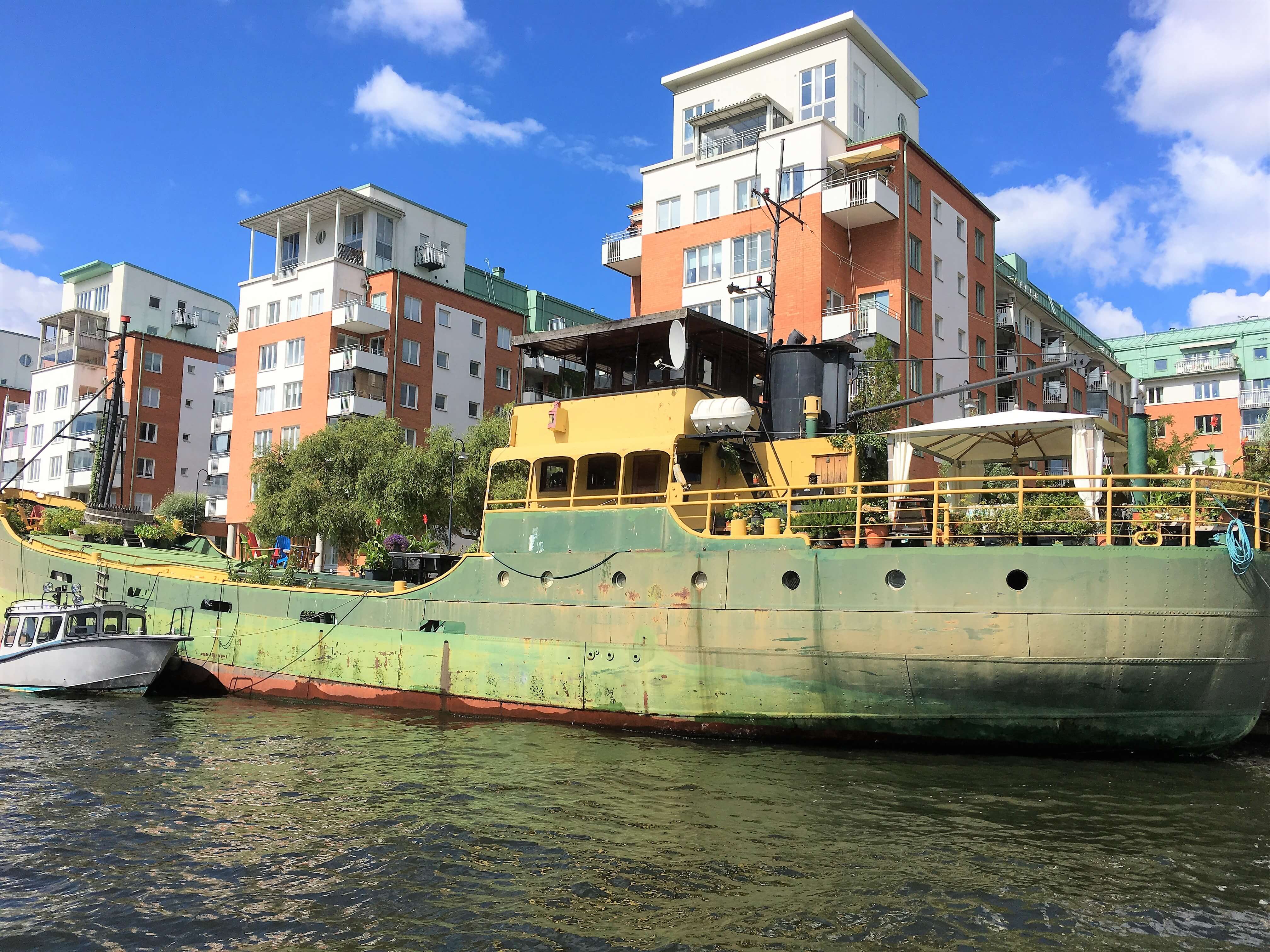 Vieille péniche sur les canaux de Stockholm en Suède