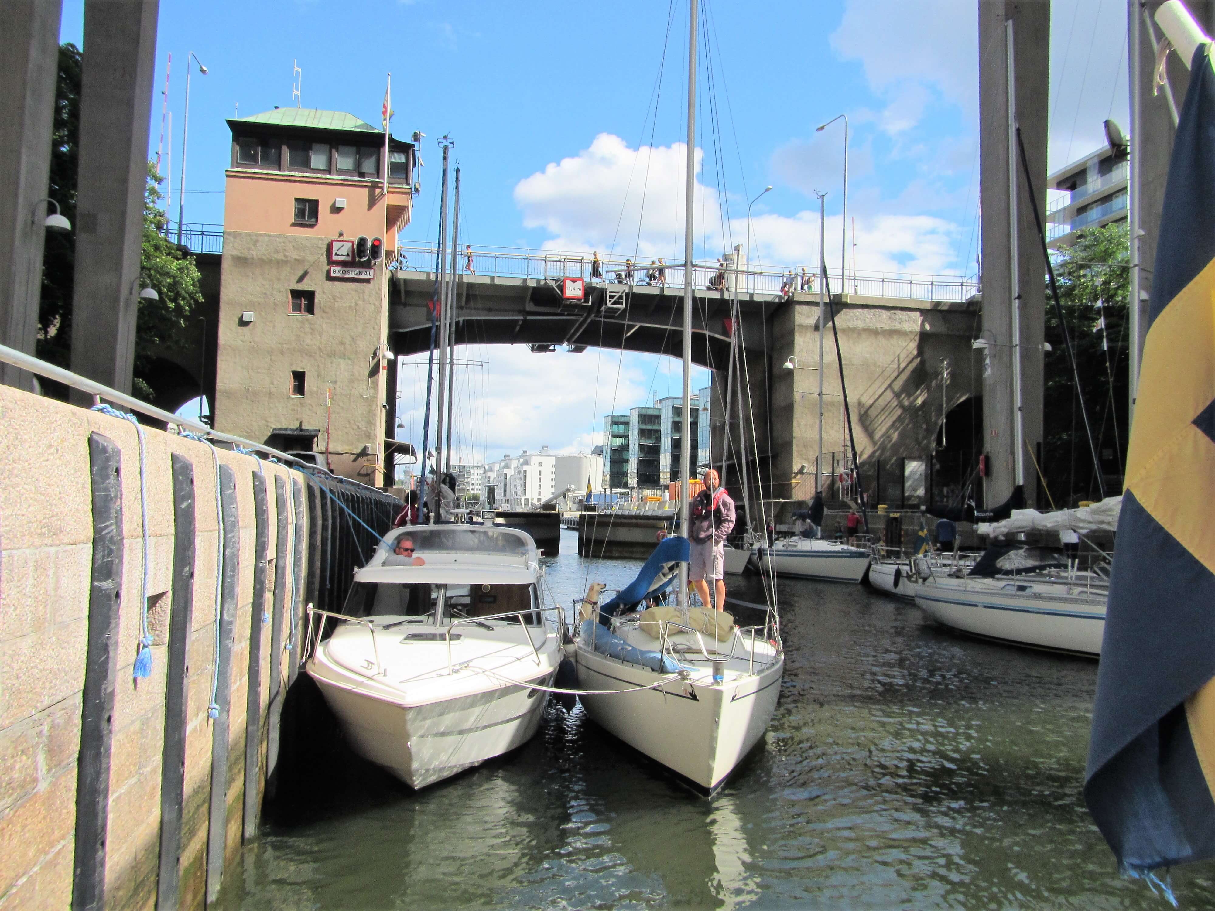 Visiter Stockholm en bateau c'est passer par une écluse