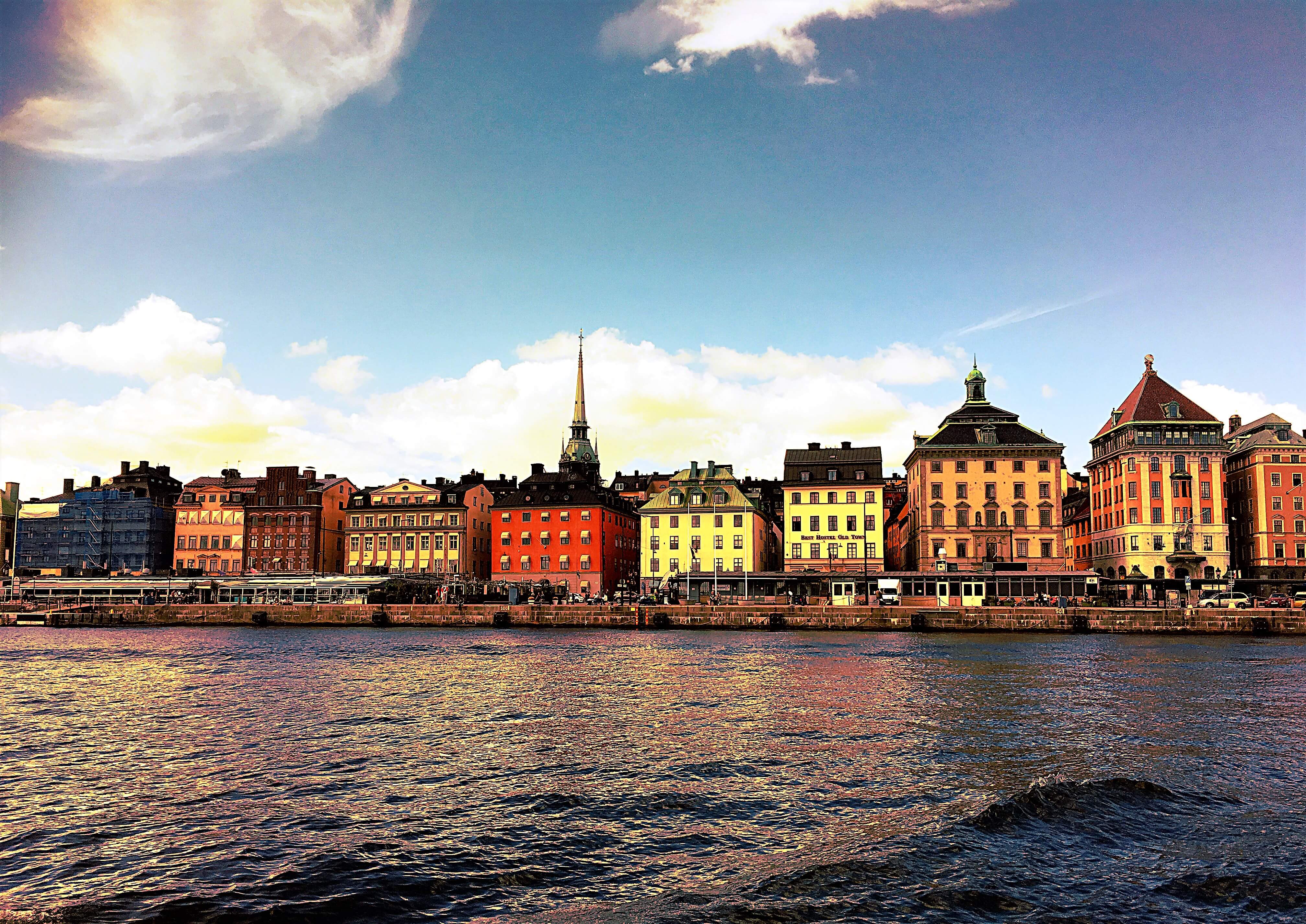 Vue sur la vieille ville de Stockholm en bateau