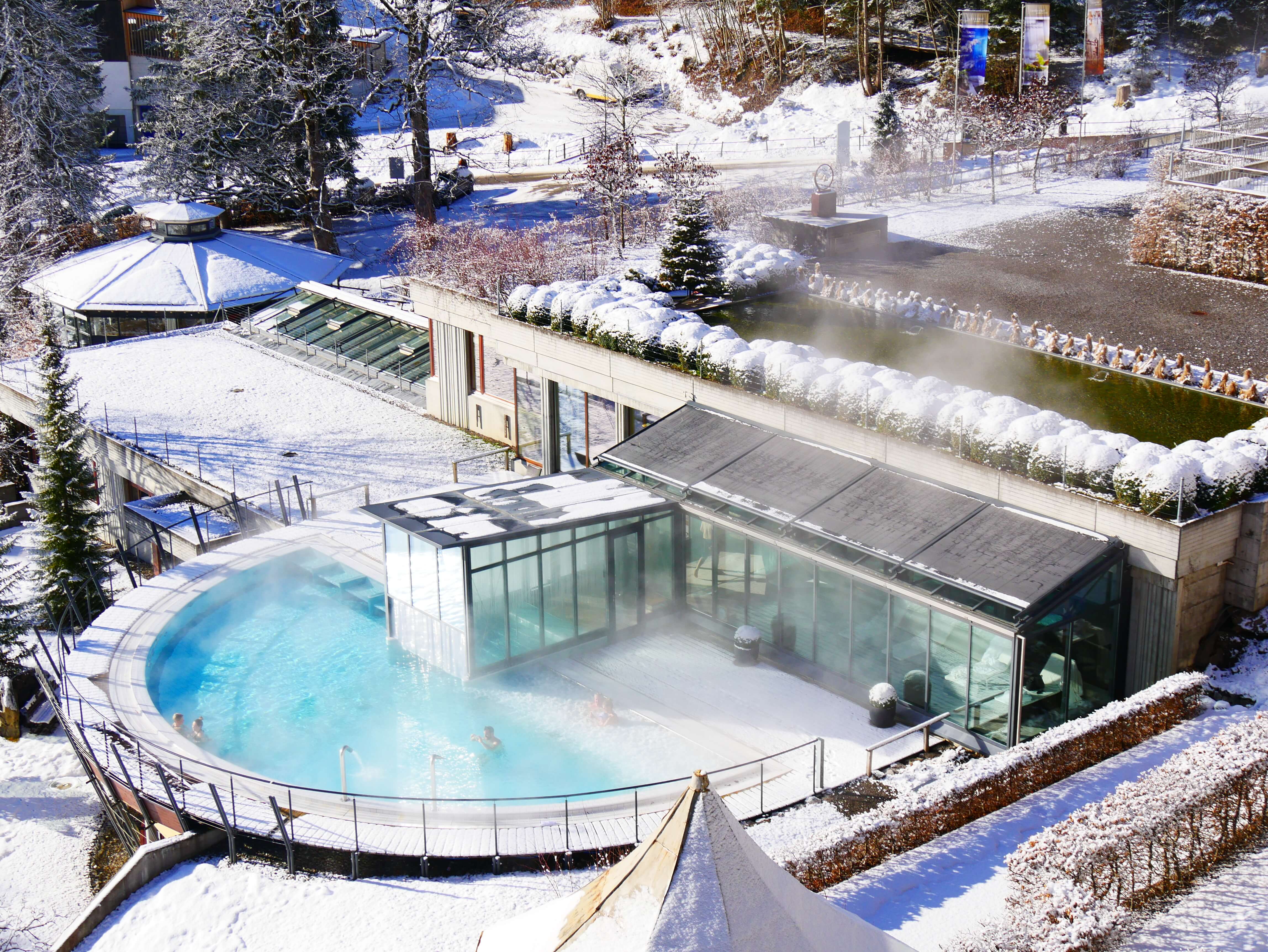 Piscine extérieure du Lenkerhof pour un séjour romantique en Suisse
