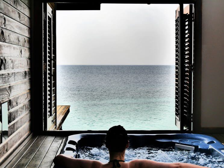 Jacuzzi et vue du bungalow sur pilotis de Veligandu