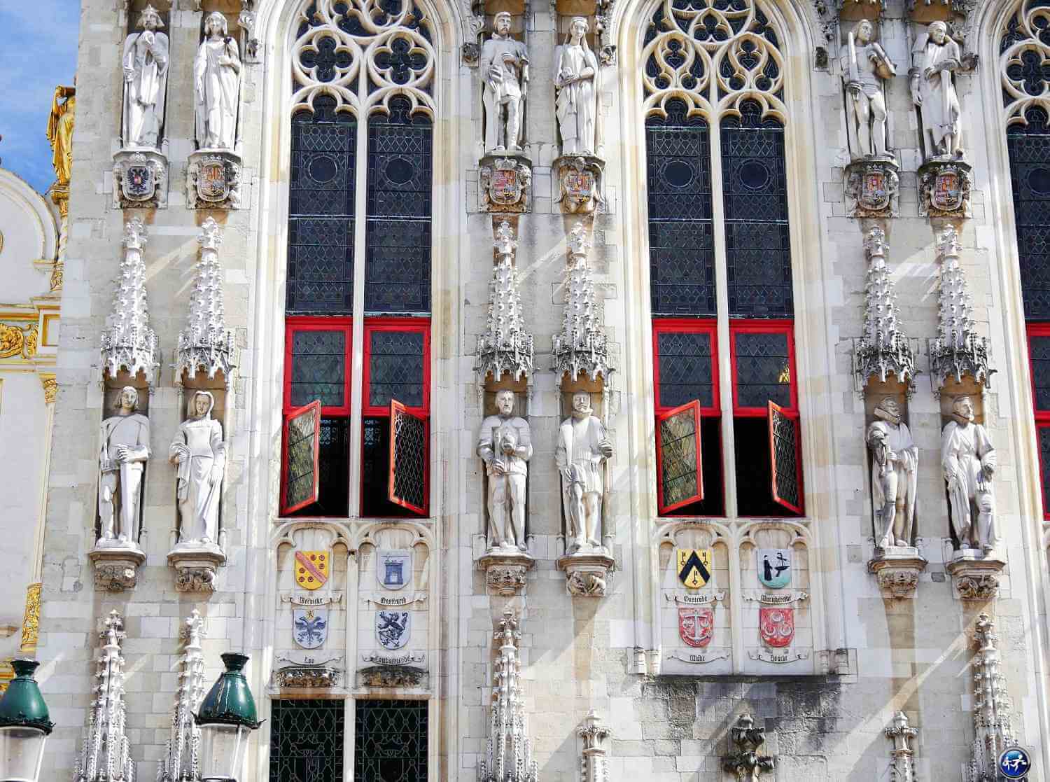 Hôtel de Ville de Bruges et détails de la façade