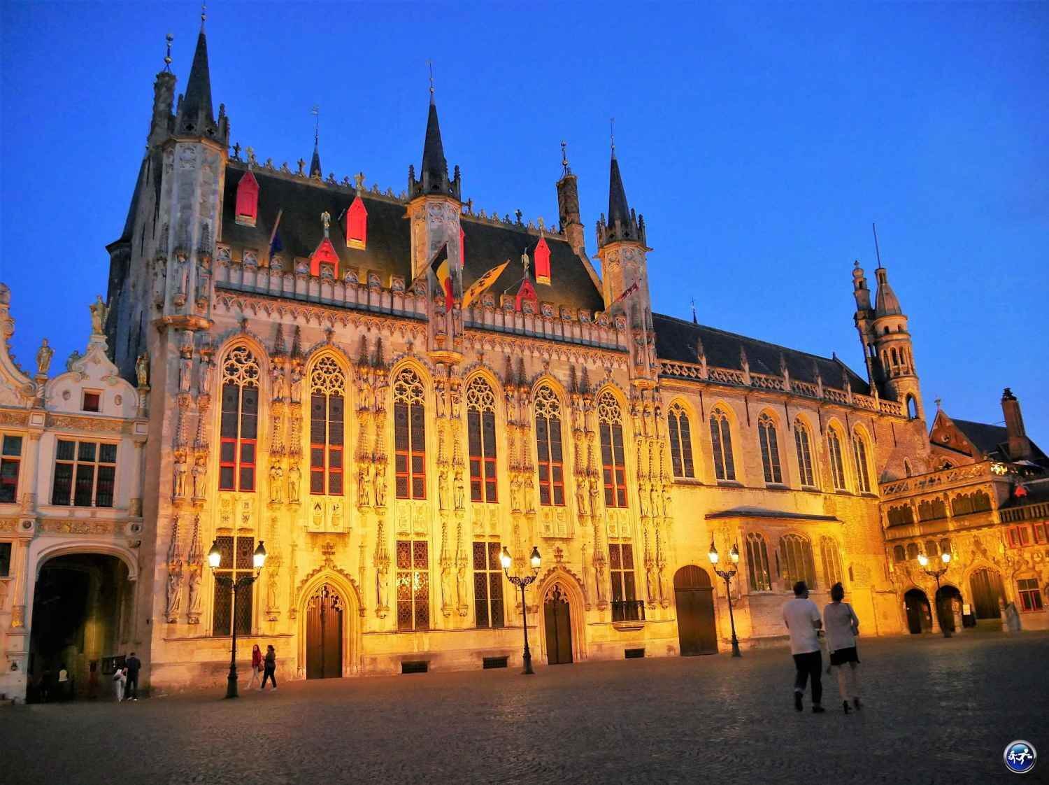 Place Burg de nuit avec Hôtel de Ville week-end à Bruges