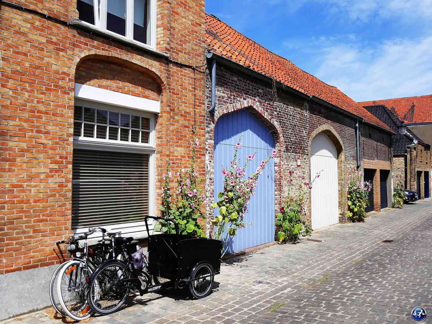 Déambuler dans les petites rues en visitant Bruges