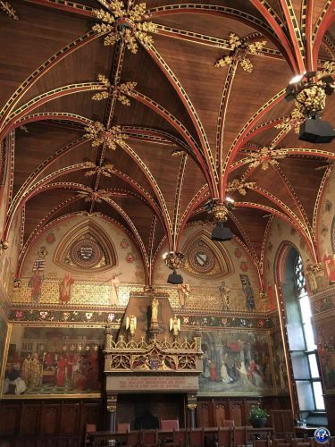 Salle gothique dans l'Hôtel de Ville à Bruges