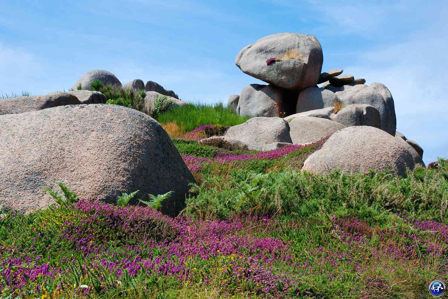 Tour-du-monde-confortable-cote-de-granite-rose-france-voyage-suisse-cosy-on-holidays-again