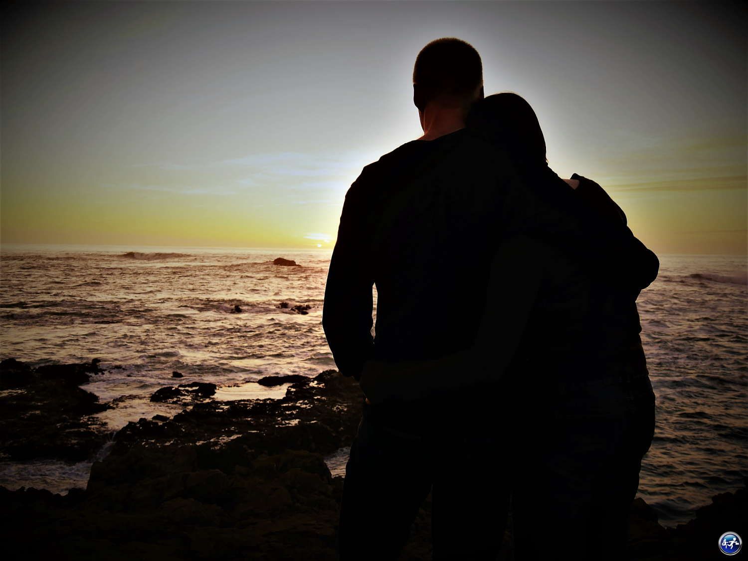 Tour-du-monde-confortable-couple-coucher-de-soleil-bretagne-blog-voyage-suisse-cosy-on-holidays-again