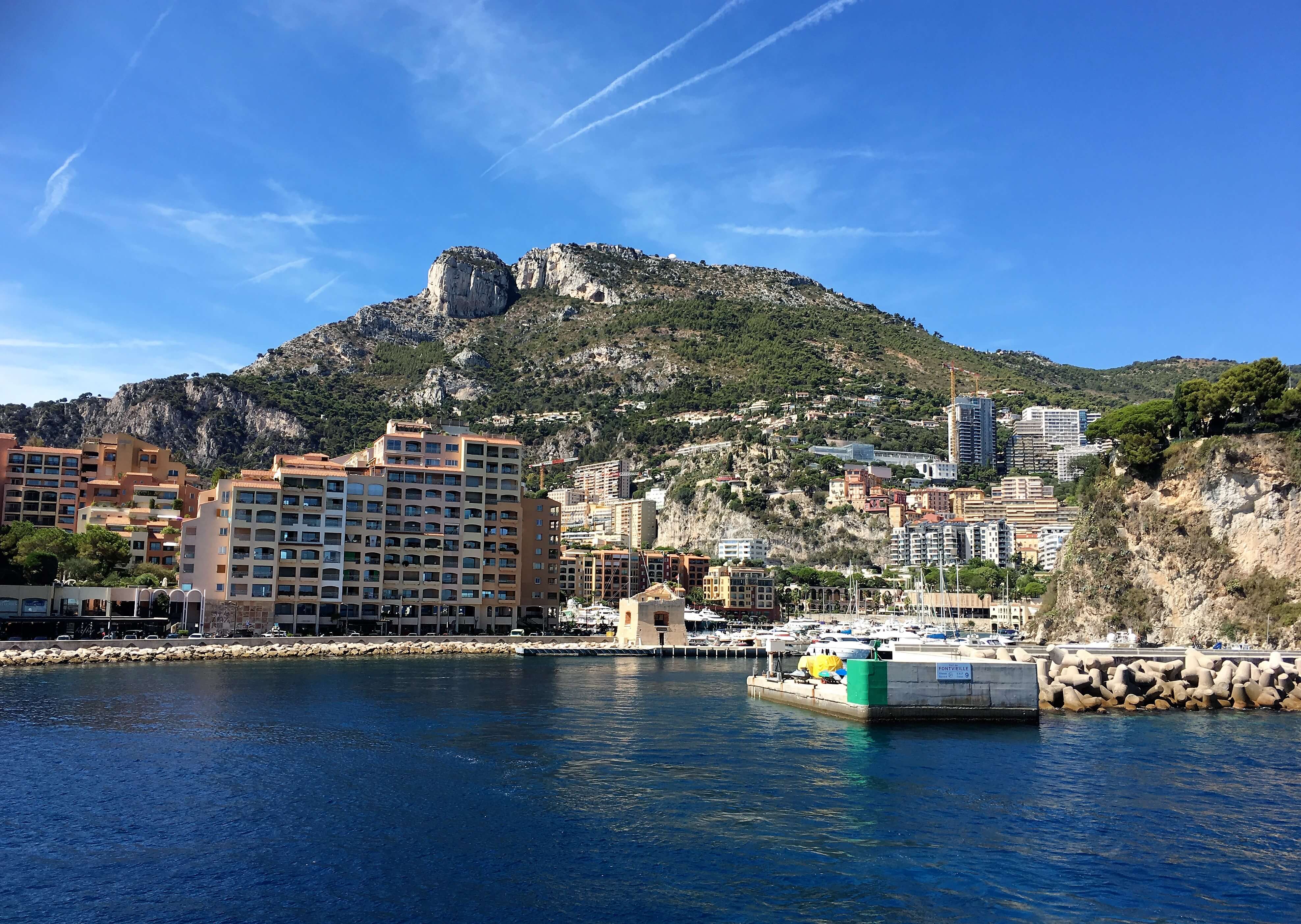 Vue sur la tête de chien depuis fontvieille à Monaco