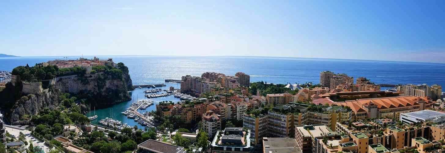 Vue sur le rocher et fontvieille depuis le jardin exotique de Monaco