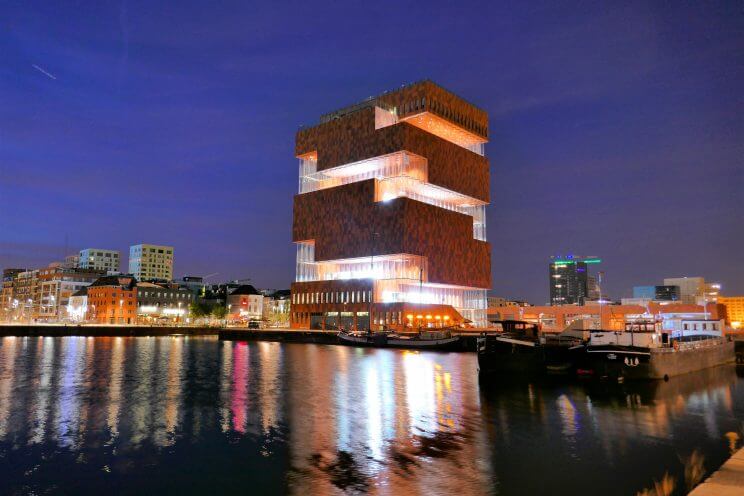 Le musée MAS de nuit dans le quartier d'Eilandje à Anvers
