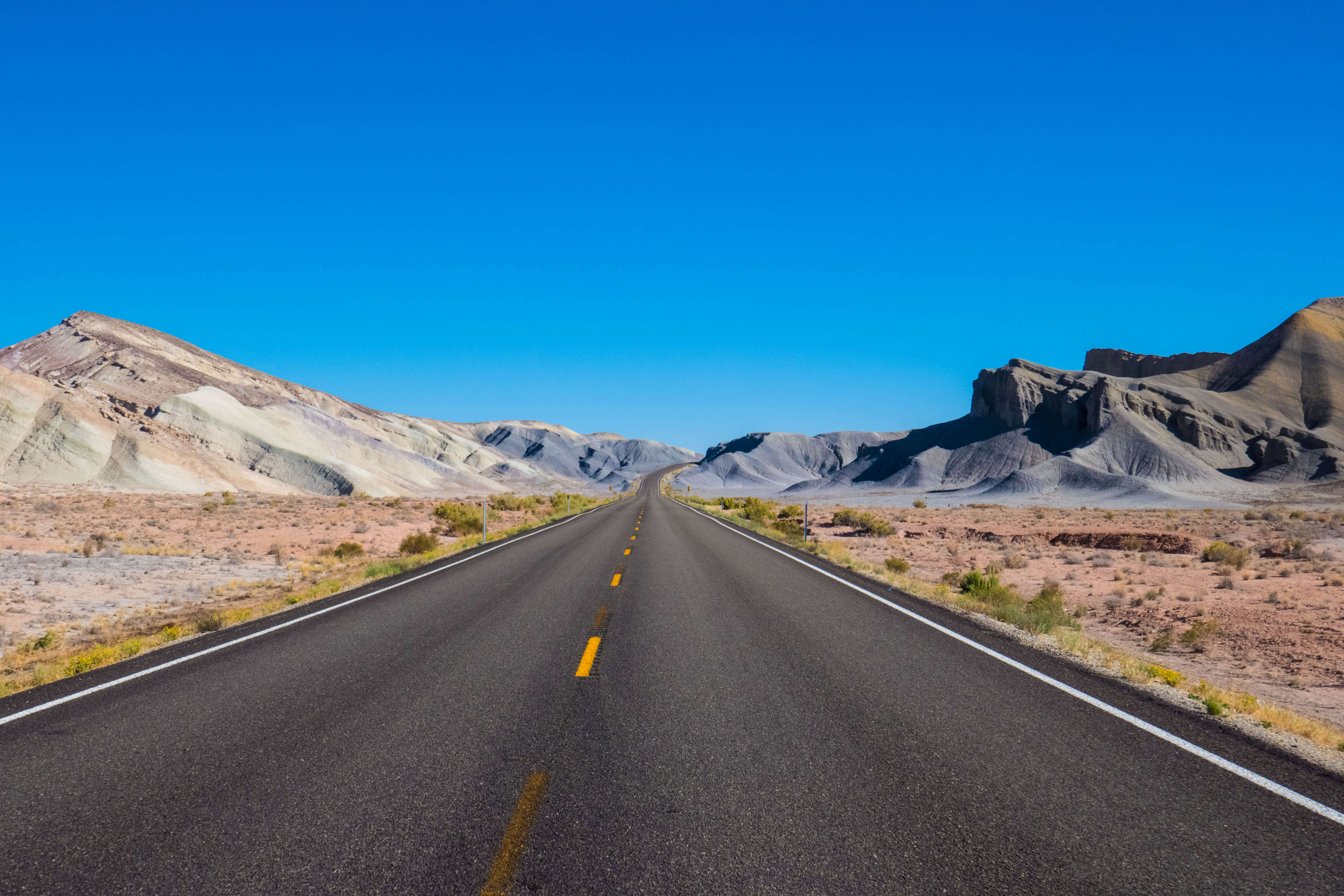 La lunaire route 24 en Utah lors de notre road trip dans l'Ouest américain