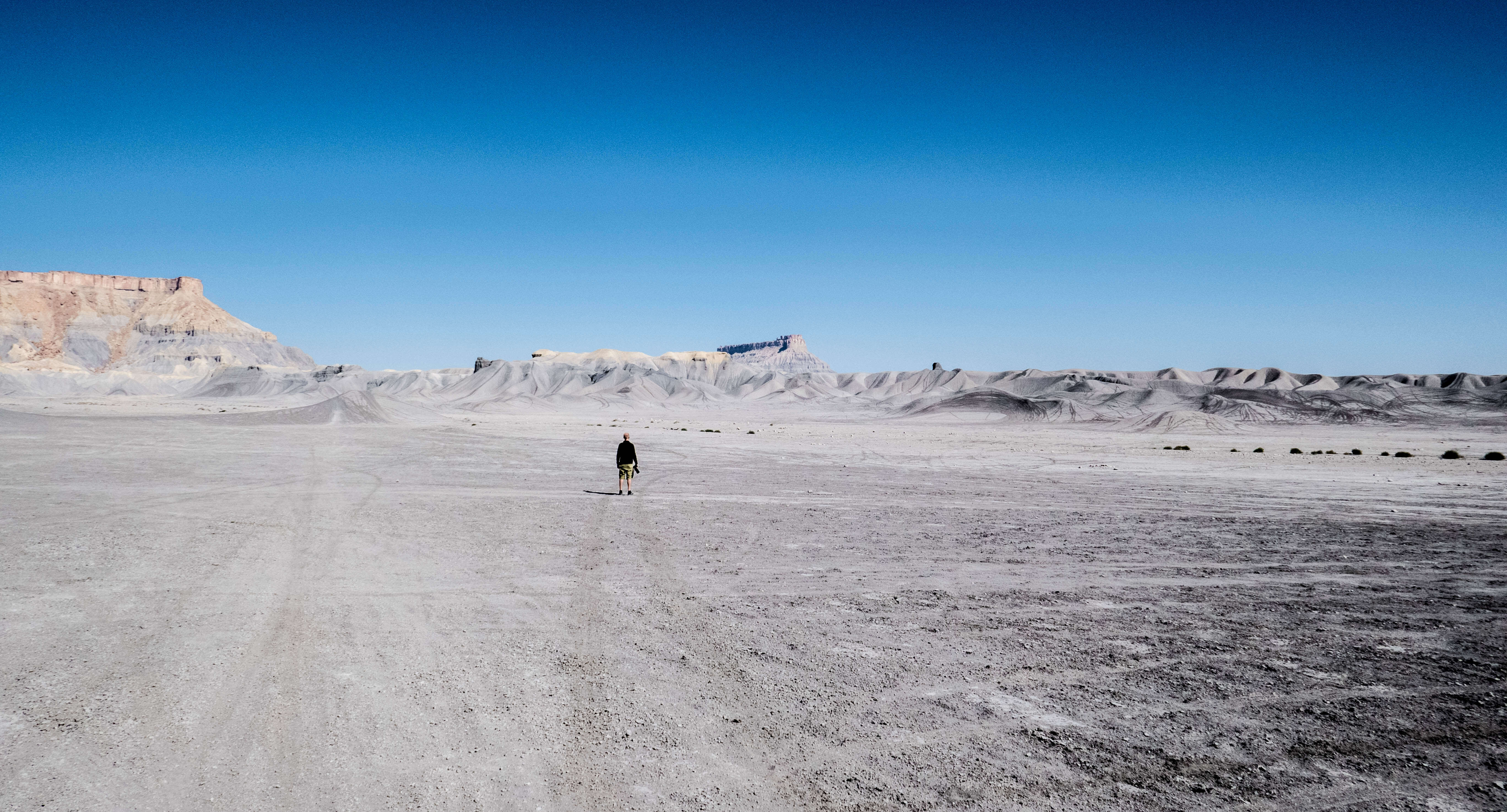 Paysage lunaire de la Factory Butte Swing Arm City sur la route 24 dans l'Utah