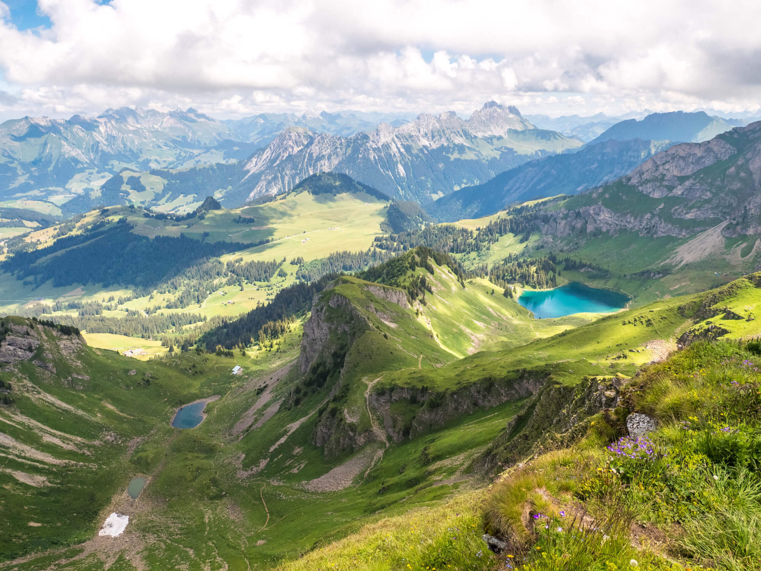 Vue depuis Pic Chaussy sur Lac Lioson et les Préalpes