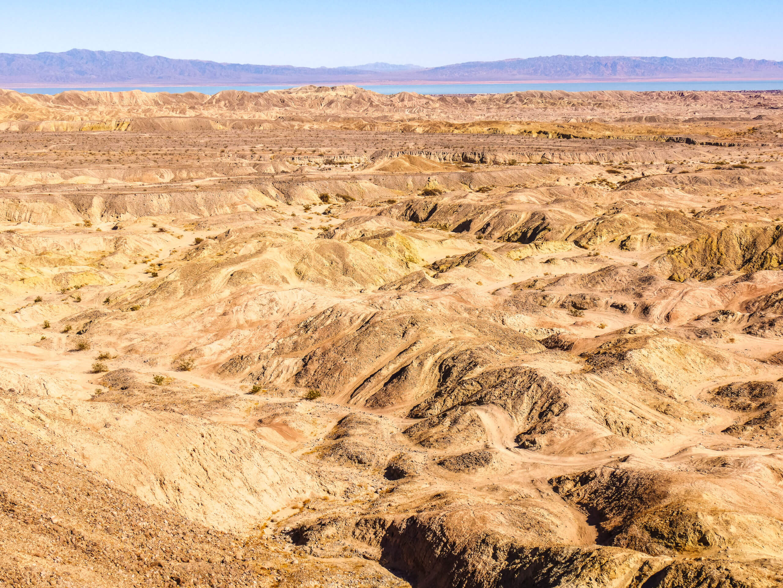Vue sur les badlands et Salton Sea dans l'Anza Borrego Desert