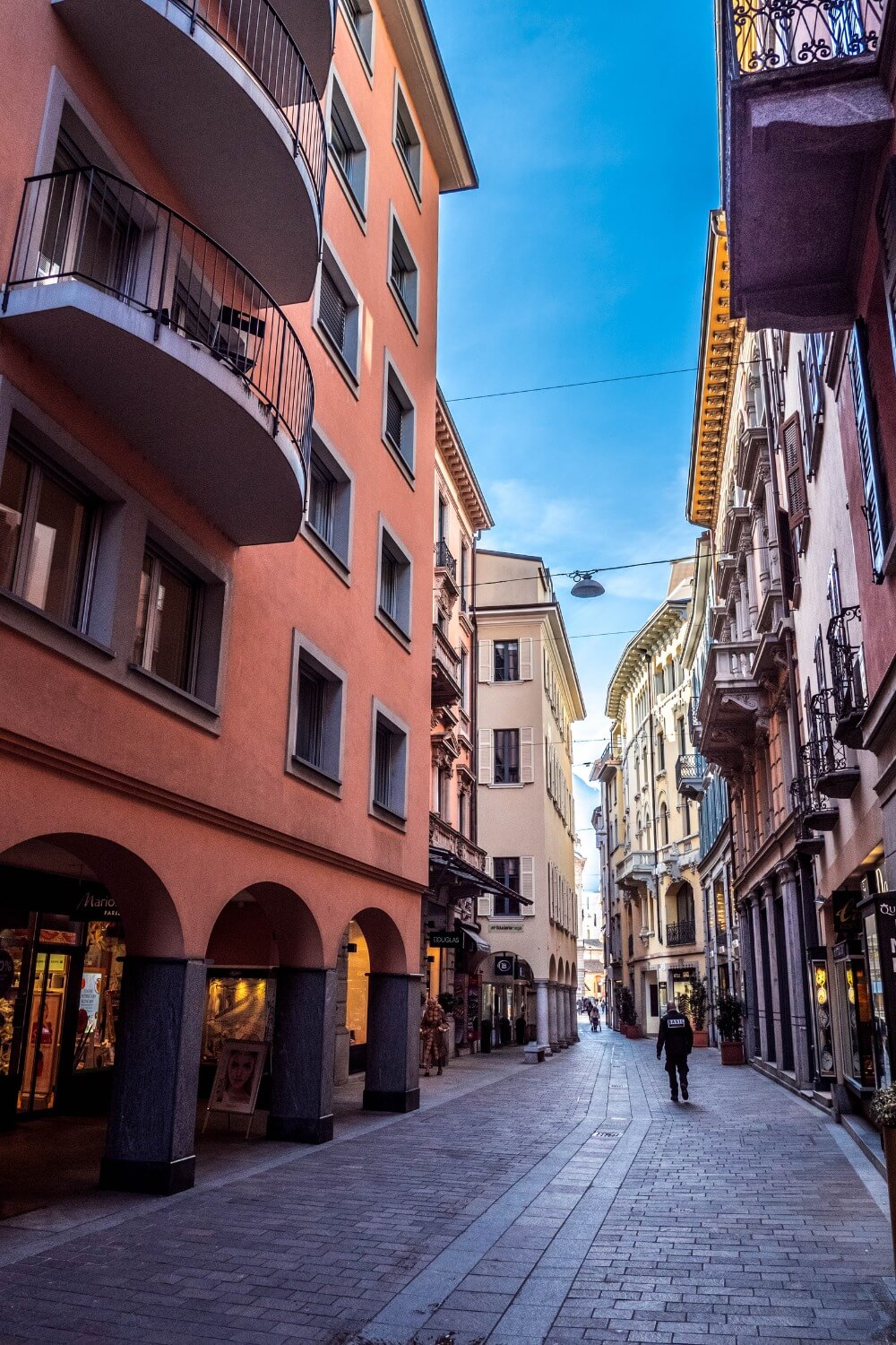 Rue colorée vieille ville de Lugano