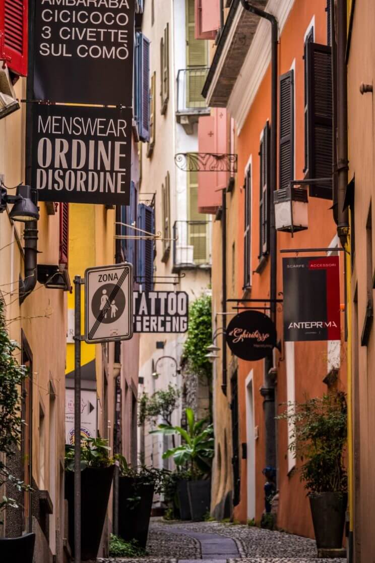 Ruelle vieille ville de Locarno et magasins