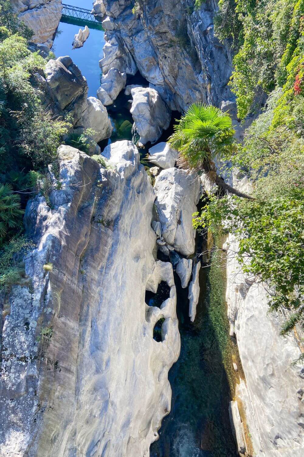 Vue sur canyon Ponte Brolla Vallemaggia près de Locarno