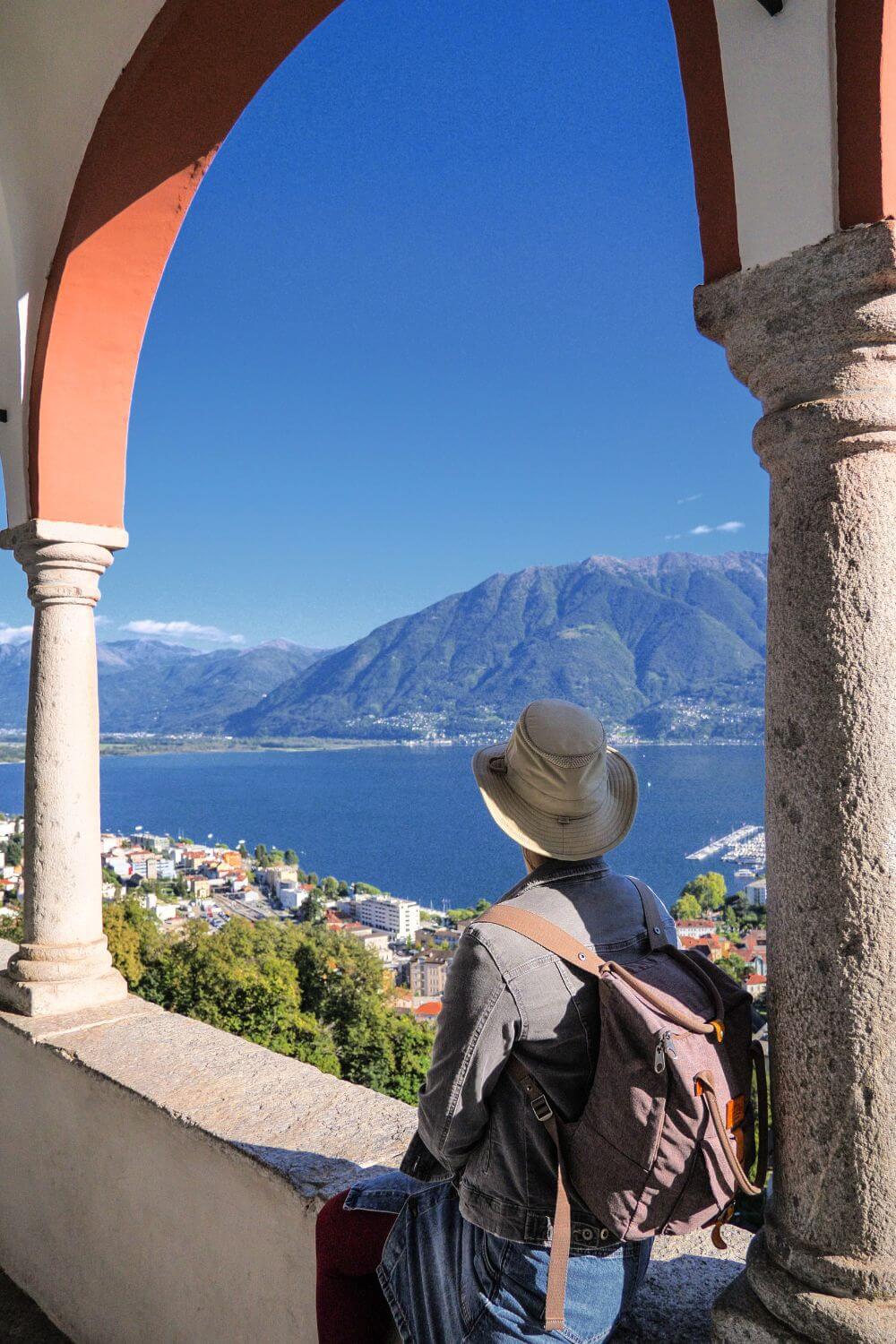 Vue sur lac Majeur depuis Madonna del Sasso à Locarno